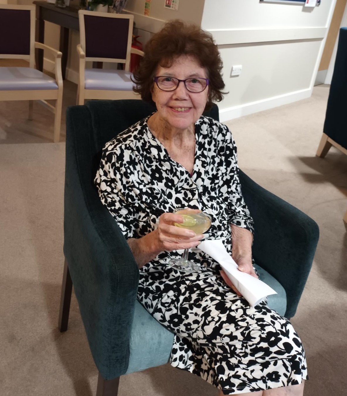 resident enjoying the 1940s cocktail evening