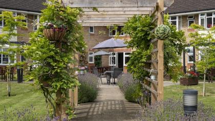 isis-house-garden-square