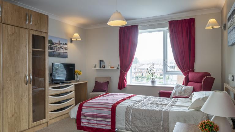 Chilterns Court bedroom